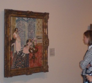 María mirando un cuadro de Matisse