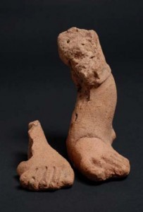 fragmentos de los pies de una figura.  IFE .5