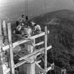 trabajos-para-instalar-una-de-las-figuras-de-los-apostoles-en-los-pinaculos-c-1950-autor-desconocido-archivo-de-la-basi