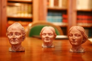 7 – 3 – De izquierda a derecha El ama, Mari Tornes y la sobrina (6275)