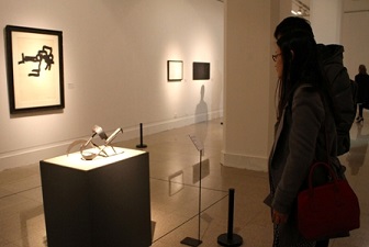 Chillida  en la exposición de Picasso a Barcelo