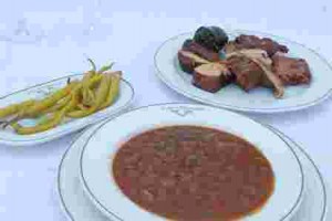 Sopas de ajo, el pincho de morcilla frita, la olla podrida con alubias de Ibéas