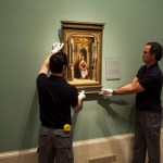 Momento del colgado de la Virgen de la leche de Berruguete en la sala 57 B del Edificio Villanueva del Museo del Prado