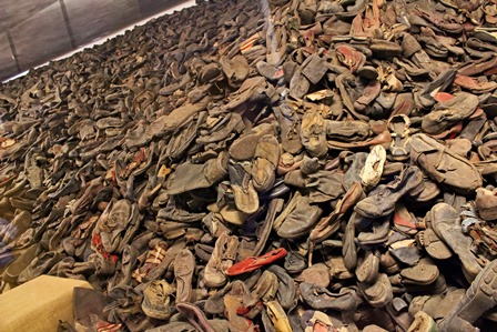 auschwitz-shoe-pile - copia