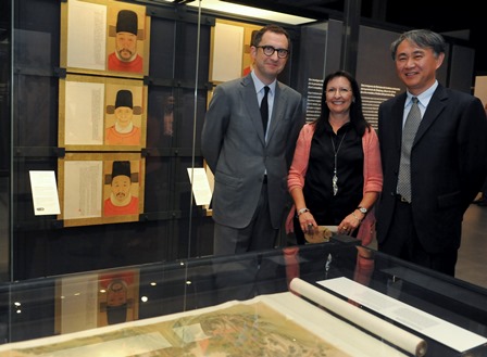 la-directora-general-adjunta-de-la-fundacion-bancaria-la-caixa-elisa-duran-el-subdirector-del-museo-de-nankin-qizhi-wang