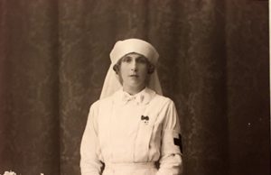 La Reina Victoria Eugenia con uniforme de enfermera de la Cruz Roja
