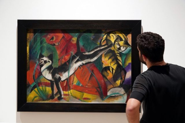 2 Un visitante contempla los Tres gatos (1913) de Franz Marc © Museo Picasso Málaga