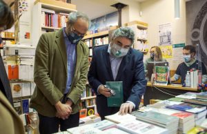 Acuerdo con Correos y libreros para abaratar los envíos de libros