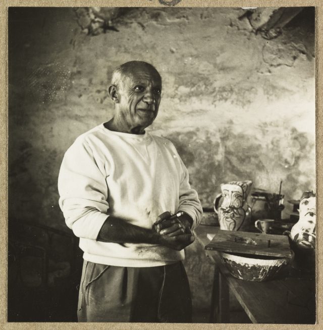Studio Lipnitzki_Pablo Picasso en el taller Madoura de Vallauris en 1948...