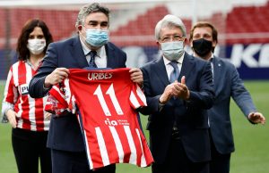 Uribes entrega la copa de la Liga al Atlético de Madrid