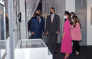 Los Reyes inauguran la exposición «Berlanguiano», dedicada a Luis García Berlanga