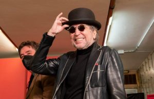 Joaquín Sabina guarda en la Caja de las Letras su bombín y sus poesías