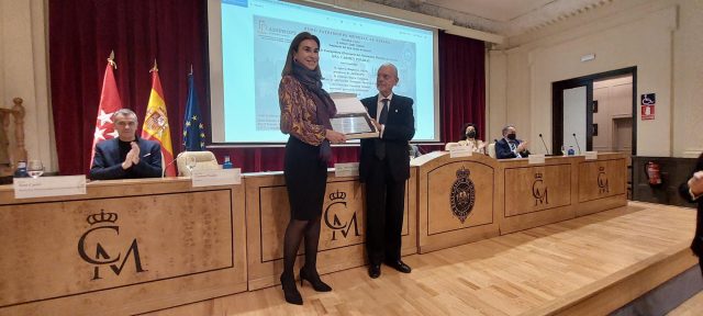 Entrega titulo Embajadora Honoraria a Carmen Posadas
