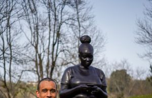 «Reaching Out» de Thomas J Price en el Chillida Leku