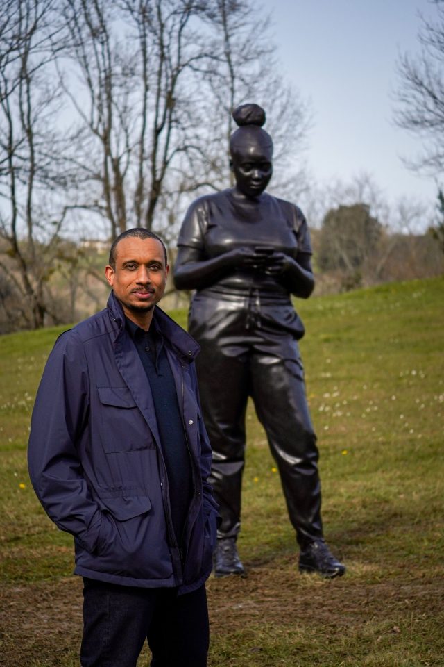 Thomas J Price, Reaching Out (2020) instalada en Chillida Leku. Foto Iván Martínez