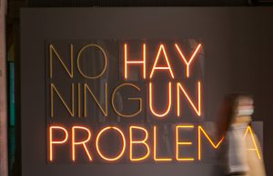 Una inquietante instalación lumínica «No hay ningún problemas» en el Condeduque