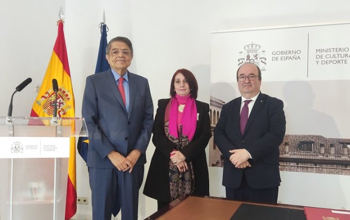 El ministro de Cultura y Deporte, Miquel Iceta, la directora de la Feria Internacional del Libro de Guadalajara, Marisol Schulz, y el presidente de AC/E, José Andrés Torres Mora, han rubricado el acuerdo para la presencia española en la feria mexicana