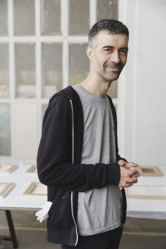 El artista Manu Blázquez en su taller