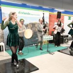 Carlos Nuñez y las bailarinas de la University College Dublin Dance Society BR