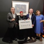 Luis Nozaleda entrega el Premio Enate-ARCOmadrid a la artista Concha Jerez, junto a Maribel López y Carlos Urroz