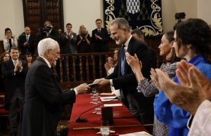 Los Reyes entregaron el Premio Cervantes al escritor Luis Mateo Díez