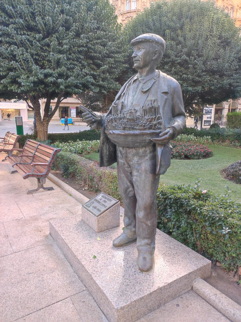 Escultura que representa la historia de la navaja de Albacete