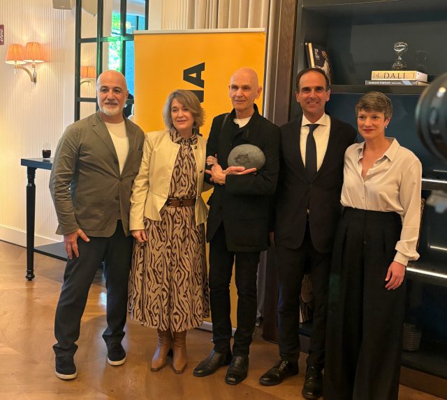 Óscar Becerra, director La Fábrica,Marta Rivera de la Cruz, delegada de Cultura del Ayuntamiento de Madrid; el fotógrafo Joel Meyerowitz, Premio de Honor PHotoEspaña 2025; Mig
