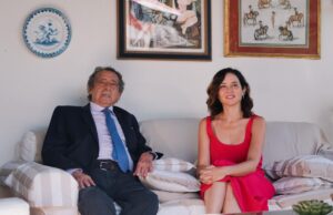 Ayuso entrega a Alfonso Ussía el Premio de Cultura de Madrid