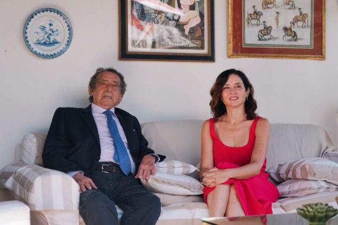 Ayuso entrega a Alfonso Ussía el Premio de Cultura de Madrid