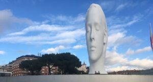 La escultura ‘Julia’, de Jaume Plensa, prorroga su permanencia en Colón
