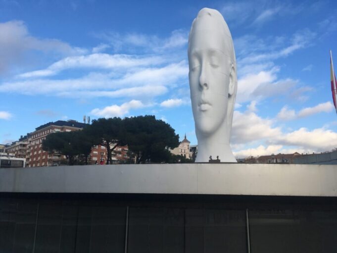 La escultura ‘Julia’, de Jaume Plensa, prorroga su permanencia en Colón