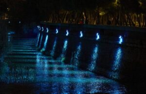 El Manzanares se ilumina de azul por Navidad