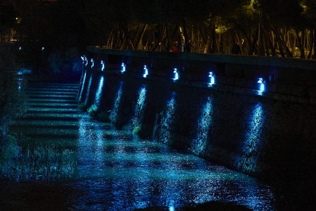 El Manzanares se ilumina de azul por Navidad