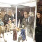 Carabante-y-Levy-contemplando-uno-de-los-expositores-con-figuras-de-belenes-1500×1000