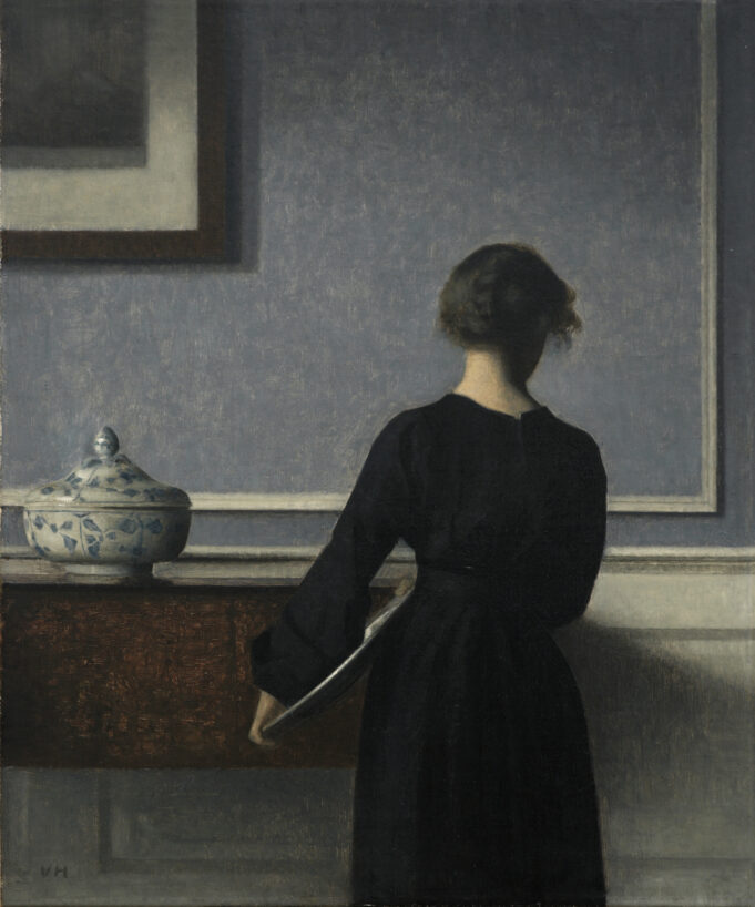 Vilhelm Hammershøi. Interior, mujer vista de espaldas, hacia 1904 Óleo sobre lienzo, 60,5 × 50,5 cm. Randers Kunstmuseum, Randers. © Foto Randers Kunstmuseum