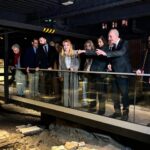 Autoridades visitando el yacimiento