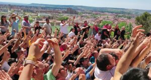 Romería de Santo Toribio, lluvia de pan y queso en Palencia