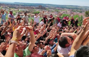Romería de Santo Toribio, lluvia de pan y queso en Palencia