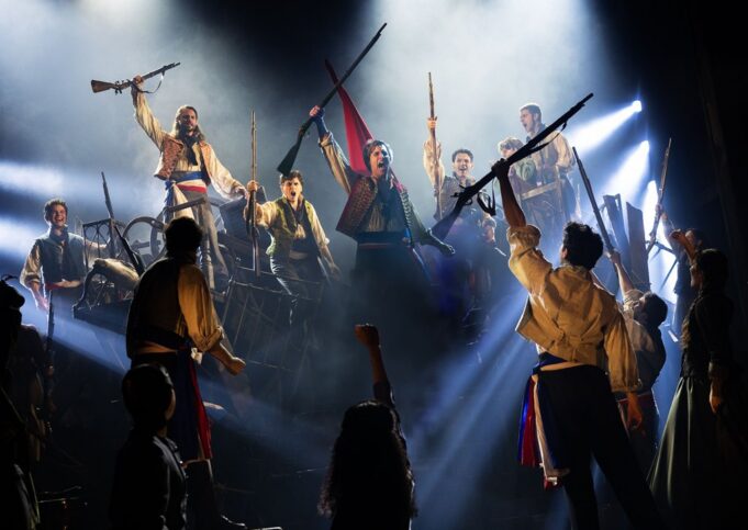 Barricada. Javier Manente como 'Enjolras' y elenco. Foto Danny Kaan